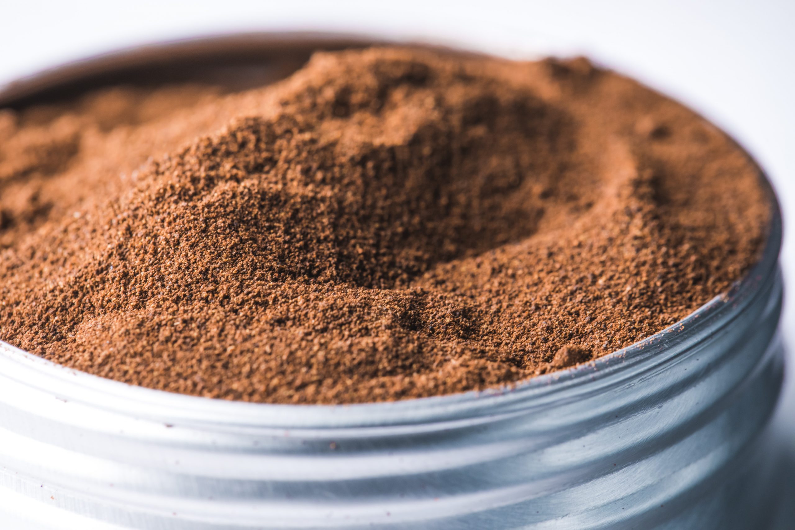 A tin of silvervine powder