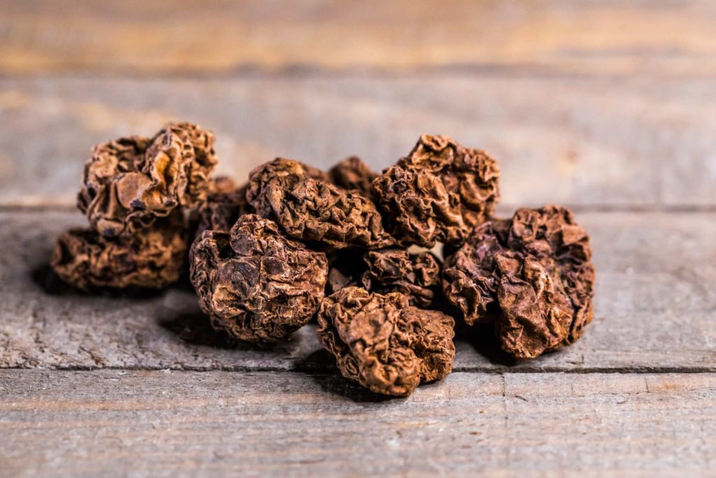 A pile of whole silvervine fruits