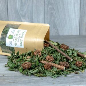 A bag with a mix of silvervine leaves, sticks, and silvervine fruit